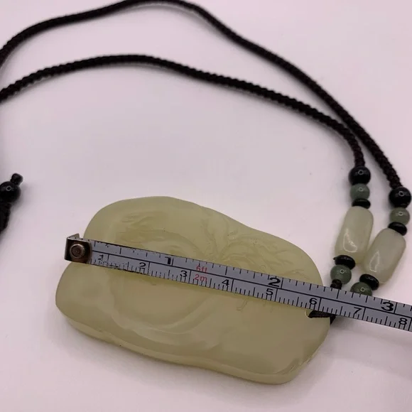 Gorgeous Hetian Jade necklace with carved deer detailing - Picture 6 of 7